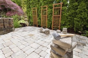 Плитка является материалом, который отлично подойдет как для покрытия городских дорожек, так и для мощения на территории загородного владения Плитка является материалом, который отлично подойдет как для покрытия городских дорожек, так и для мощения на территории загородного владения