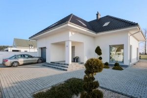 Площадка перед частным домом вымощена плиткой "Кирпичик" Площадка перед частным домом вымощена плиткой "Кирпичик"