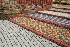 Пример сочетания плитки различных видов и разной расцветки Пример сочетания плитки различных видов и разной расцветки