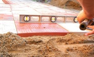 Укладка тротуарной плитки должна производиться на ровном участке Укладка тротуарной плитки должна производиться на ровном участке