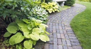 Садовая дорожка из тротуарной плитки простой кладки Садовая дорожка из тротуарной плитки простой кладки