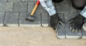 Тротуарная плитка - достаточно популярное и практичное решение для мощения пешеходных дорожек Укладка тротуарной плитки на песок: технология и специфика выполнения работ