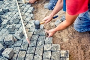 Процесс укладки садовой дорожки Процесс укладки садовой дорожки