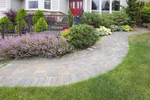 Садовая дорожка из тротуарной плитки на даче Садовая дорожка из тротуарной плитки на даче