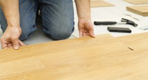 Видео: как положить ламинат на деревянный пол своими руками, инструкция и советы