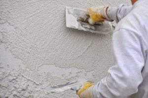 Смесь для декоративной штукатурки представляет собой зернистую массу с различными наполнителями – древесными волокнами либо каменной крошкой Смесь для декоративной штукатурки представляет собой зернистую массу с различными наполнителями – древесными волокнами либо каменной крошкой