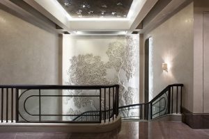 Объемный гипсовый рисунок на стене лестничного холла Объемный гипсовый рисунок на стене лестничного холла