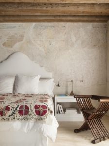 Пластичное покрытие может скрыть неровности и дефекты стен Пластичное покрытие может скрыть неровности и дефекты стен