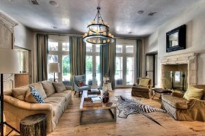 Стильный дизайн гостиной, потолок которой покрыт декоративной штукатуркой Стильный дизайн гостиной, потолок которой покрыт декоративной штукатуркой