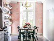 Использование светлых тонов штукатурки является популярным вариантом отделки кухни в стиле прованс Использование светлых тонов штукатурки является популярным вариантом отделки кухни в стиле прованс