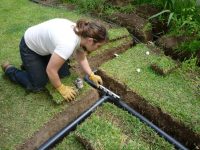 Процесс устройства системы отвода воды на территории сада Процесс устройства системы отвода воды на территории сада