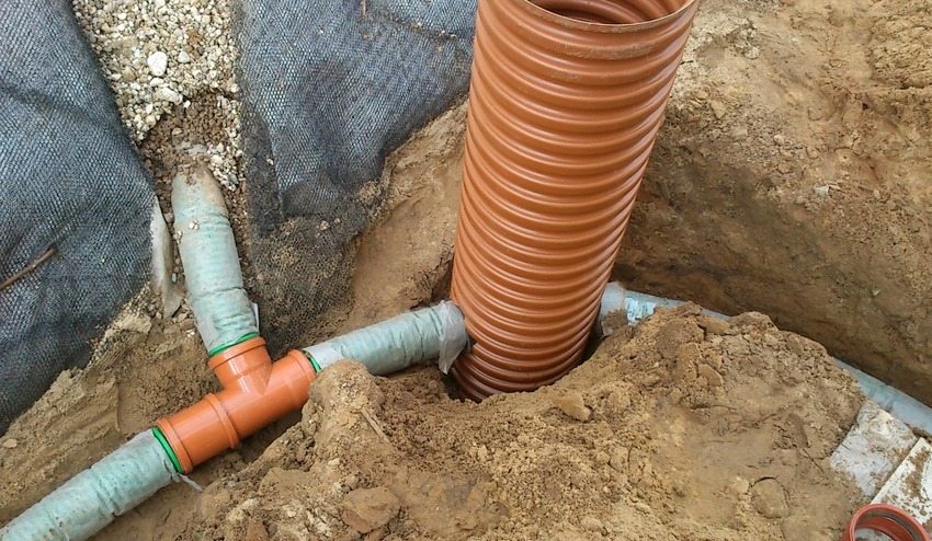 Пример укладки труб в систему ливневой канализации и дренажа