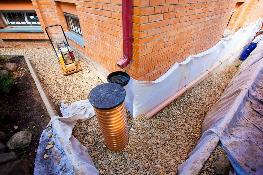 Строительство дренажной системы позволит защитить фундамент дома от размытия грунтовыми и ливневыми водами