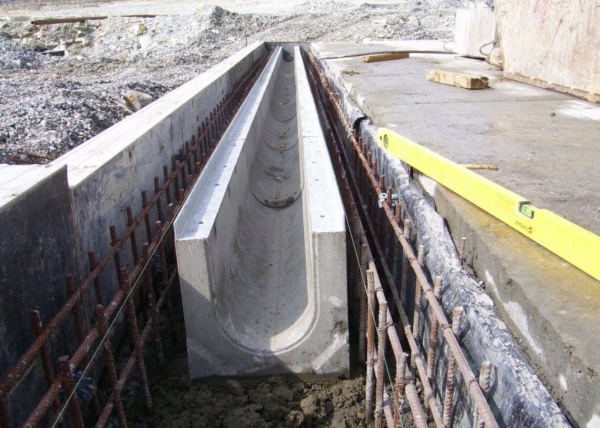 Монтаж бетонных лотков для водоотвода