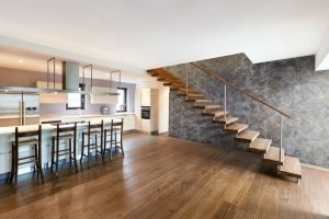 Венецианская штукатурка в руках опытного мастера напоминает настоящее произведение искусства и способна украсить любой интерьер Венецианская штукатурка в руках опытного мастера напоминает настоящее произведение искусства и способна украсить любой интерьер