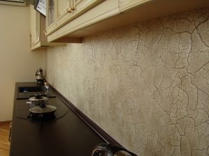 Создать эффект старины на стенах поможет выполнение декоративной отделки в технике кракелюр