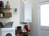 Навесной газовой котел с дымоходом, установленный в частном доме Навесной газовой котел с дымоходом, установленный в частном доме