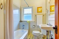 Пластиковые ламели под керамическую плитку на стенах совмещенного санузла имеют привлекательный вид Пластиковые ламели под керамическую плитку на стенах совмещенного санузла имеют привлекательный вид