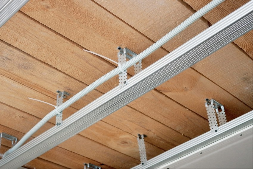 В качестве материалов для строительства обрешетки могут быть использованы деревянные рейки или металлические профили