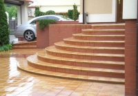 Крыльцо, ступени и площадка перед зданием оформлены с помощью морозостойкой керамогранитной плитки Крыльцо, ступени и площадка перед зданием оформлены с помощью морозостойкой керамогранитной плитки