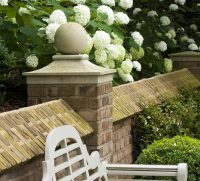 Украшение навершия декоративным шаром Украшение навершия декоративным шаром