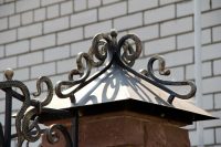 Металлические колпаки на столбы можно как купить в магазине, так и сделать на заказ Металлические колпаки на столбы можно как купить в магазине, так и сделать на заказ