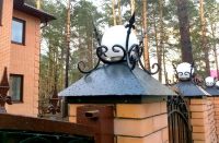 Для успешного монтажа колпака с фонарем, необходимо заранее позаботиться о проведении проводки к столбу Для успешного монтажа колпака с фонарем, необходимо заранее позаботиться о проведении проводки к столбу