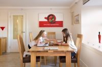 Кварцевый инфракрасный обогреватель является ярким акцентом в интерьере столовой Кварцевый инфракрасный обогреватель является ярким акцентом в интерьере столовой