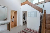 Кварцевый обогреватель, установленный на стену прихожей частного дома Кварцевый обогреватель, установленный на стену прихожей частного дома