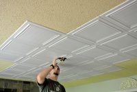 Крепление пластиковых потолочных плит Крепление пластиковых потолочных плит