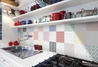 Отделка ПВХ-панелями на кухне чаще всего используется в легко загрязняемых зонах Отделка ПВХ-панелями на кухне чаще всего используется в легко загрязняемых зонах