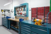 Над рабочими столами можно дополнительно оборудовать энергосберегающие светильники Над рабочими столами можно дополнительно оборудовать энергосберегающие светильники