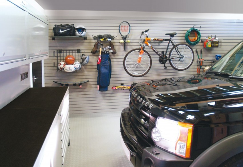 Самодельный стенд в гараже для хранения спортивного инвентаря