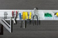 Настенная пластиковая планка для компактного хранения мелкого инструментария Настенная пластиковая планка для компактного хранения мелкого инструментария