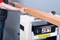 Подача деревянного элемента в станок происходит вручную или автоматически Подача деревянного элемента в станок происходит вручную или автоматически