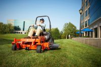 Профессиональная самоходная бензиновая газонокосилка с сиденьем Профессиональная самоходная бензиновая газонокосилка с сиденьем