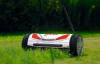 Электрическая газонокосилка барабанного типа обладает исключительной маневренностью Электрическая газонокосилка барабанного типа обладает исключительной маневренностью