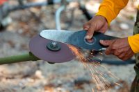 Необходимо постоянно следить за состоянием ножей газонокосилки Необходимо постоянно следить за состоянием ножей газонокосилки