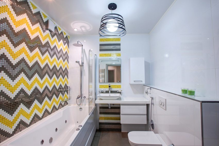 Стены ванной оформлены с помощью двух видов стеновых панелей - белоснежных глянцевых и имитирующих мозаику