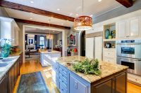 Белые глянцевые или матовые панели ПВХ - один из самых популярных вариантов оформления стен и потолка кухни Белые глянцевые или матовые панели ПВХ - один из самых популярных вариантов оформления стен и потолка кухни