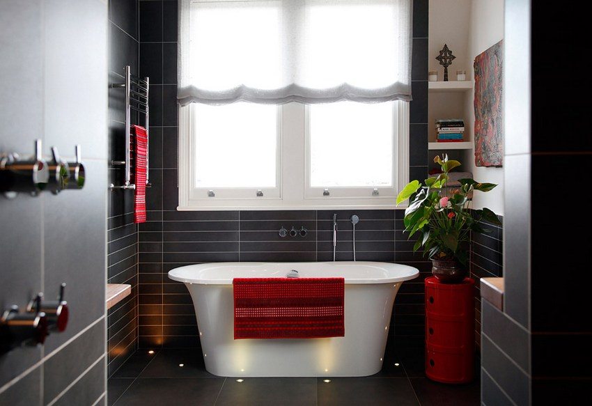 Стены современной ванной комнаты оформлены пластиковыми панелями, имитирующими кафель