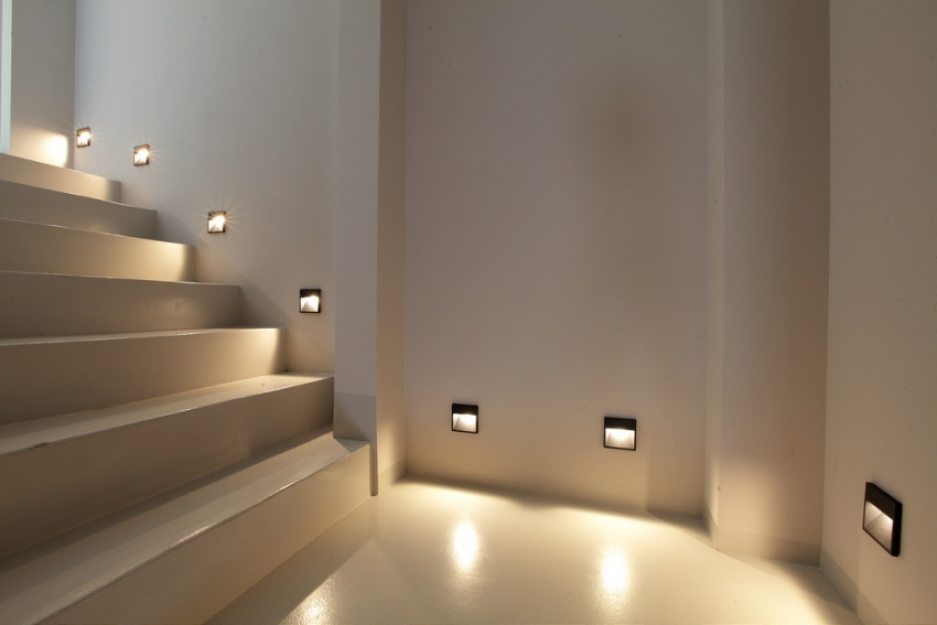 Встраиваемое LED освещение для лестницы