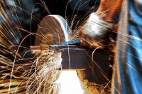 Процесс обработки металлической детали на абразивно-отрезном станке Процесс обработки металлической детали на абразивно-отрезном станке