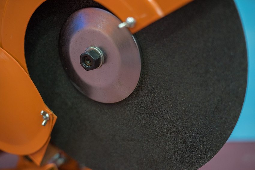 В дисковых отрезных устройствах в качестве режущего инструмента используются круги из твердосплавной стали или абразивного материала