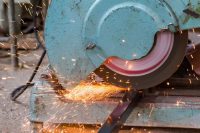 Дисковый отрезной станок по металлу в процессе работы Дисковый отрезной станок по металлу в процессе работы