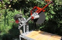 В качестве режущего элемента в самодельных отрезных станках используется диск, изготовленный из быстрорежущей стали, или круг с покрытием в виде абразивного материала В качестве режущего элемента в самодельных отрезных станках используется диск, изготовленный из быстрорежущей стали, или круг с покрытием в виде абразивного материала