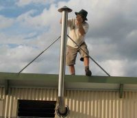 Установить дымоход из сэндвич трубы можно самостоятельно Установить дымоход из сэндвич трубы можно самостоятельно