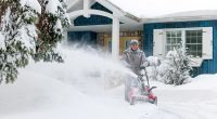 Машина для уборки снега полезное приобретение для частного дома или дачного участка