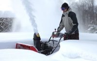 Снегоуборочные машины на бензиновом двигателе отличаются высокой мощостью