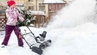 Снегоуборщики работающие от электросети хорошо подходят для уборки небольших придомовых участков